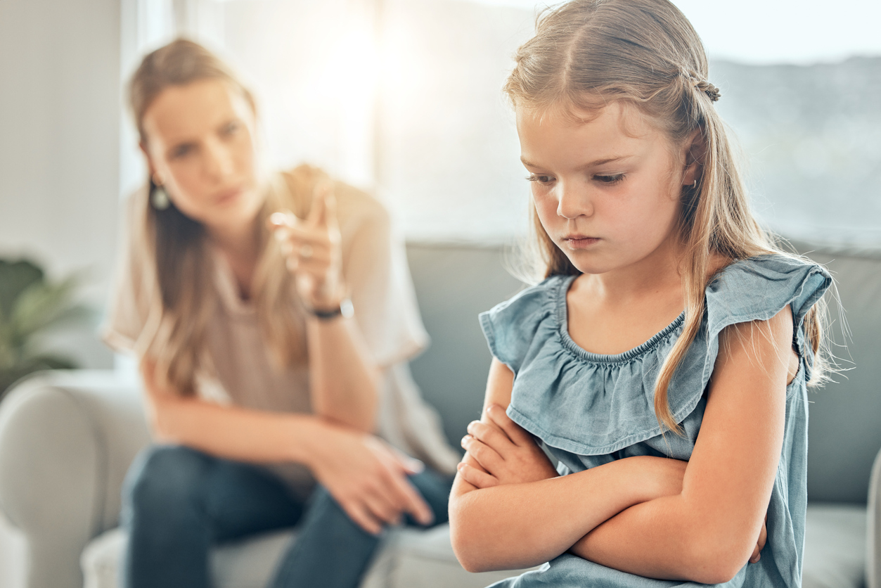 Όταν το παιδί κατηγορεί τους άλλους για όλα – Γιατί το κάνει και πώς το αντιμετωπίζουμε