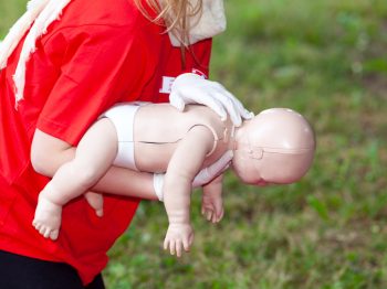 Πρώτες βοήθειες για βρέφη και παιδιά: Πώς να σώσετε ένα παιδί αν "κάτσει" κάτι στον λαιμό του