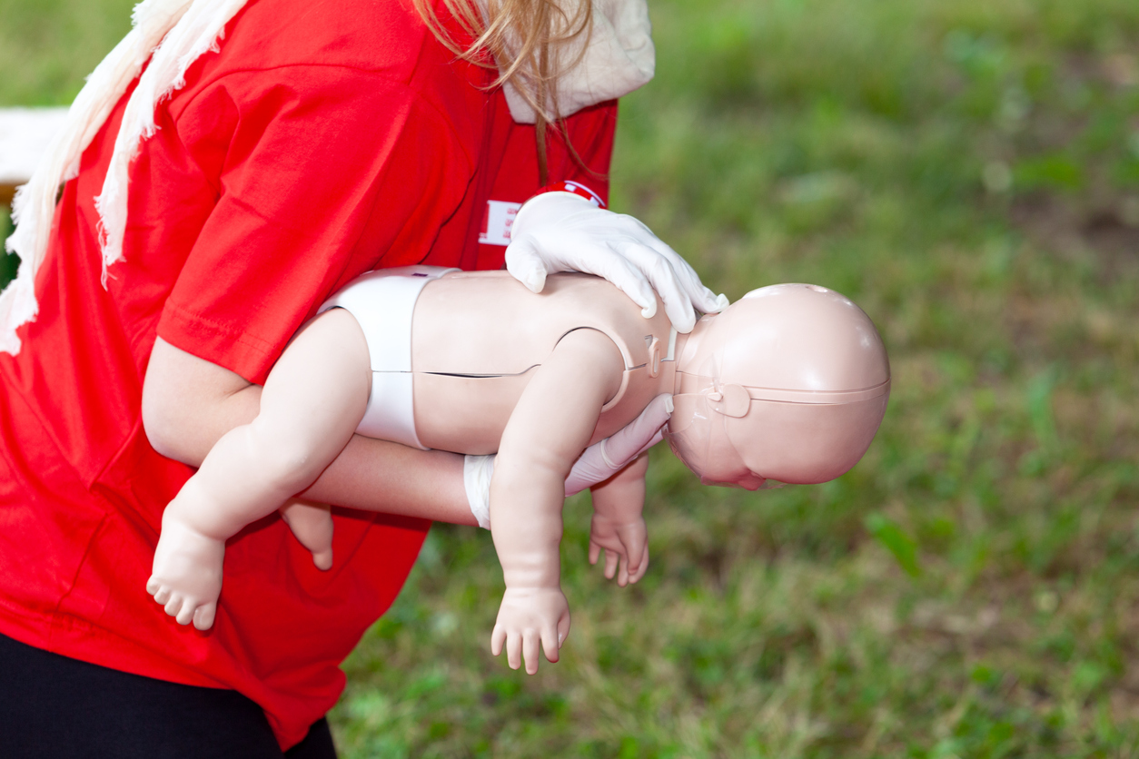 Πρώτες βοήθειες για βρέφη και παιδιά: Πώς να σώσετε ένα παιδί αν "κάτσει" κάτι στον λαιμό του