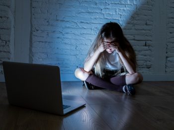 Δύο στα τρία παιδιά στην Ευρώπη έχουν υποστεί «σεξουαλική βλάβη» στο διαδίκτυο - Τι συμβουλεύουν οι ειδικοί για την προστασία τους