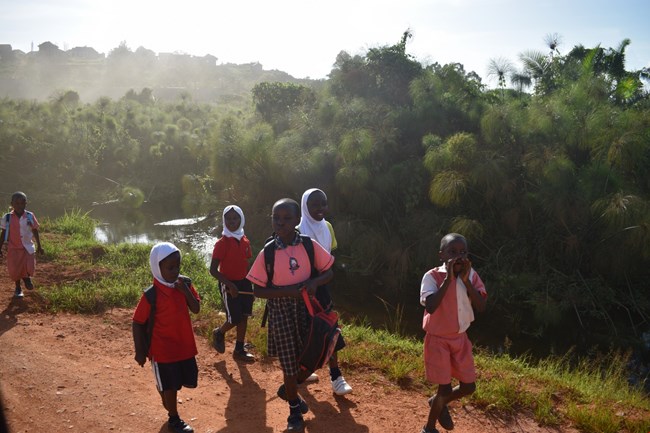 Oδοιπορικό στην Ουγκάντα: Μια διαφορετική επιστροφή στο σχολείο - Οι μαθητές πάνε στο σχολείο διανύοντας χιλιόμετρα καθημερινά και επιβιώνοντας με τα στοιχειώδη