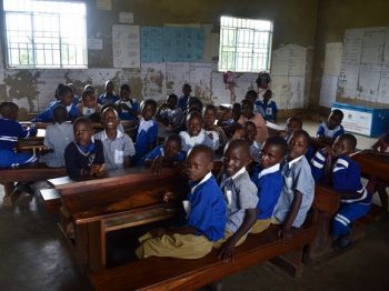 Oδοιπορικό στην Ουγκάντα: Μια διαφορετική επιστροφή στο σχολείο - Οι μαθητές πάνε στο σχολείο διανύοντας χιλιόμετρα καθημερινά και επιβιώνοντας με τα στοιχειώδη