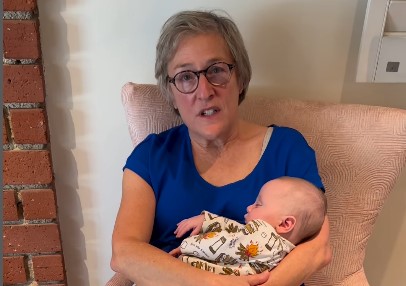 “Ρώτα τη γιαγιά”: Η γιαγιά-παιδίατρος που έγινε διάσημη μέσα από τις viral συμβουλές που δίνει στους νέους γονείς