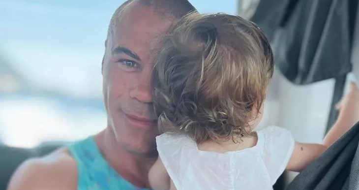 Μιχάλης Ζαμπίδης: Χορεύει αγκαλιά με την κόρη του στο πιο γλυκό βίντεο