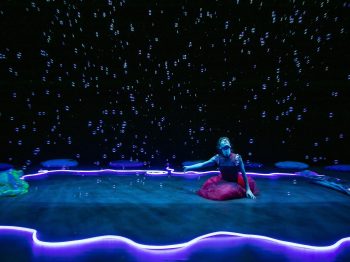 Το επιτυχημένο χοροθέατρο για βρέφη και γονείς «Underwater» επιστρέφει στην Εναλλακτική Σκηνή της ΕΛΣ