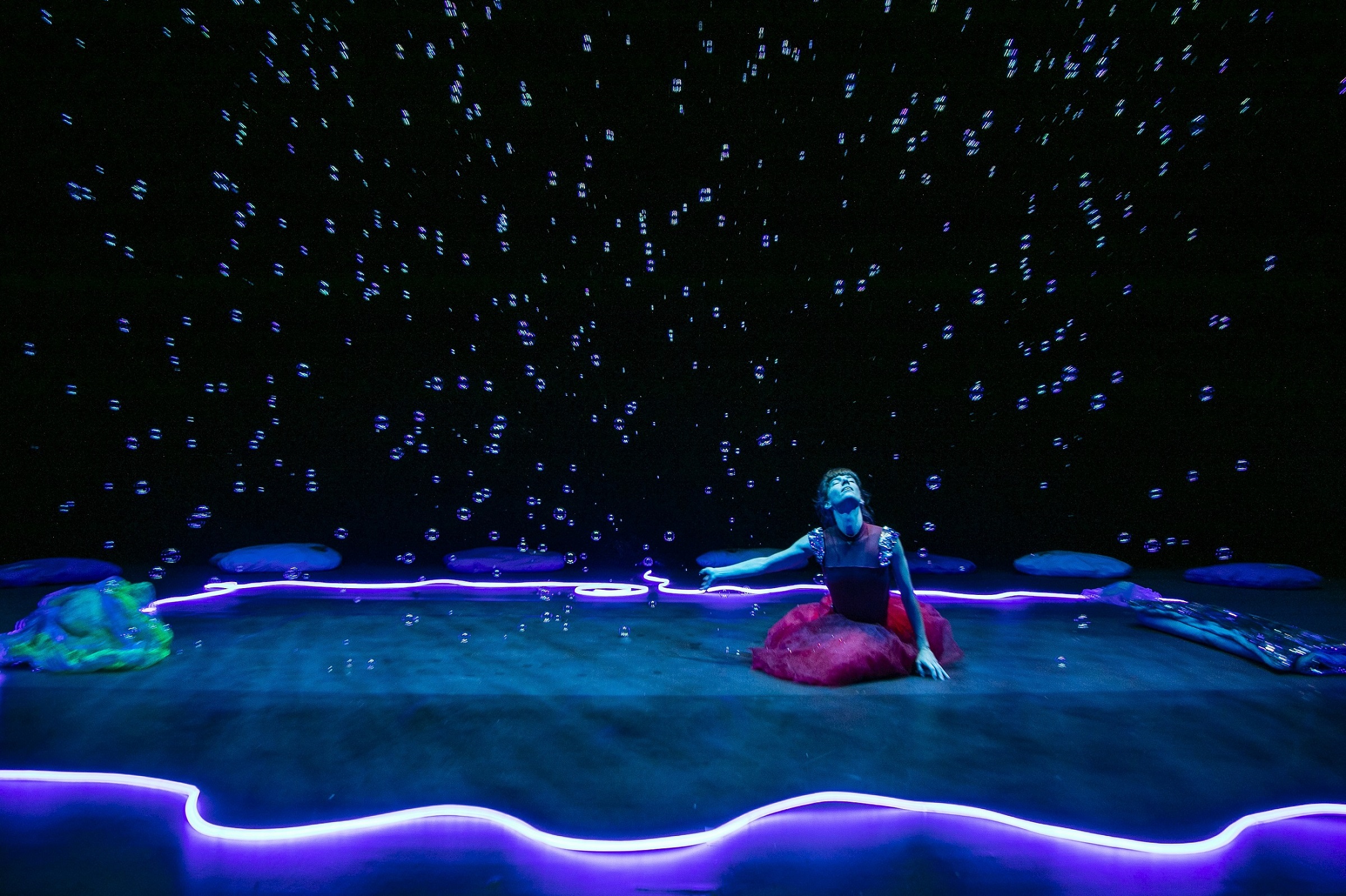 Το επιτυχημένο χοροθέατρο για βρέφη και γονείς «Underwater» επιστρέφει στην Εναλλακτική Σκηνή της ΕΛΣ