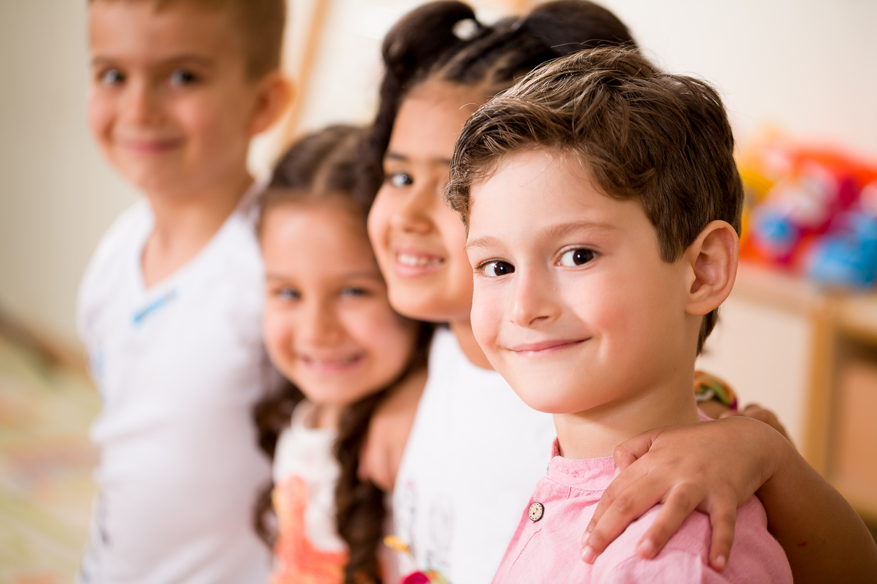 5 βήματα για να βοηθήσουμε τα παιδιά να κάνουν φίλους στο νέο τους σχολείο