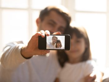 “Μην ανεβάζεις φωτογραφίες μου”: Παιδιά αντιμετωπίζουν τους γονείς τους σε νέο βίντεο για την υπερέκθεση των ανήλικων στα social media