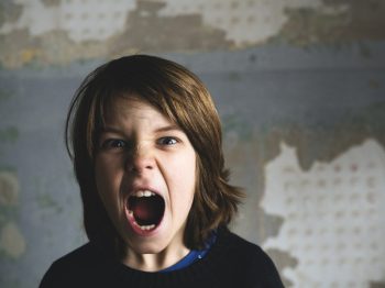 Η νο1 δυσκολία ενός παιδιού με επιθετική συμπεριφορά: Πώς μπορούμε να τους μάθουμε να την σταματήσουν απoτελεσματικά;