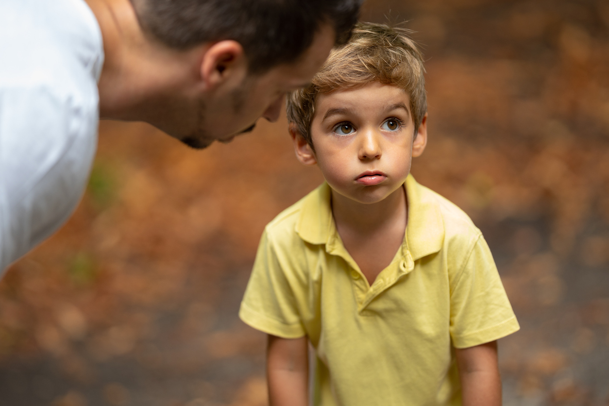 Γιατί είναι πολύ σημαντικό να διορθώνουμε (μπροστά στο παιδί μας) κάποιον που το χαρακτηρίζει αρνητικά;