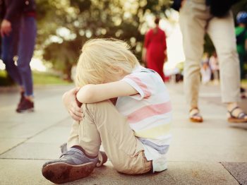 Τι πρέπει να ξέρουν τα παιδιά σε περίπτωση που χαθούν: Η συμβουλή μιας μαμάς που έχασε τον 5χρονο γιο της στη Disneyland και πώς το παιδί κατάφερε να τη βρει