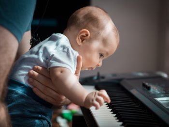 "Στην αγκαλιά της φύσης": Το μαγικό βίντεο με τον πιανίστα Μελαχρινό Βελέντζα να παίζει πιάνο στη Λευκάδα παρέα με ένα μωράκι 8 μηνών