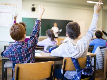 ""Για να υπάρξει πραγματική εκπαίδευση, υπάρχει μια βασική προϋπόθεση": Η ομιλία του Κορνήλιου Καστοριάδη για την παιδεία που έγινε viral και στο TikTok