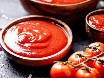 Σπιτική κέτσαπ: Φτιάχνουμε sauce ντομάτας χωρίς συντηρητικά για τα παιδιά