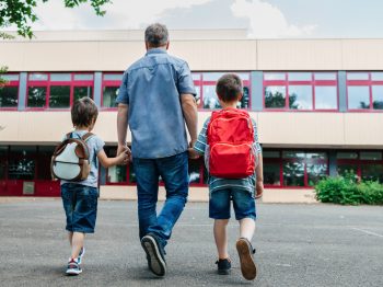 Οι εργαζόμενοι γονείς δικαιούνται άδεια για τον αγιασμό: Τι ισχύει για την άδεια σχολικής παρακολούθησης