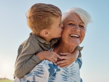Η επιστήμη απαντά: Γιατί οι γιαγιάδες νιώθουν μεγαλύτερη χαρά όταν έρχονται σε επαφή με τα εγγόνια τους, παρά με τα ίδια τους τα παιδιά;