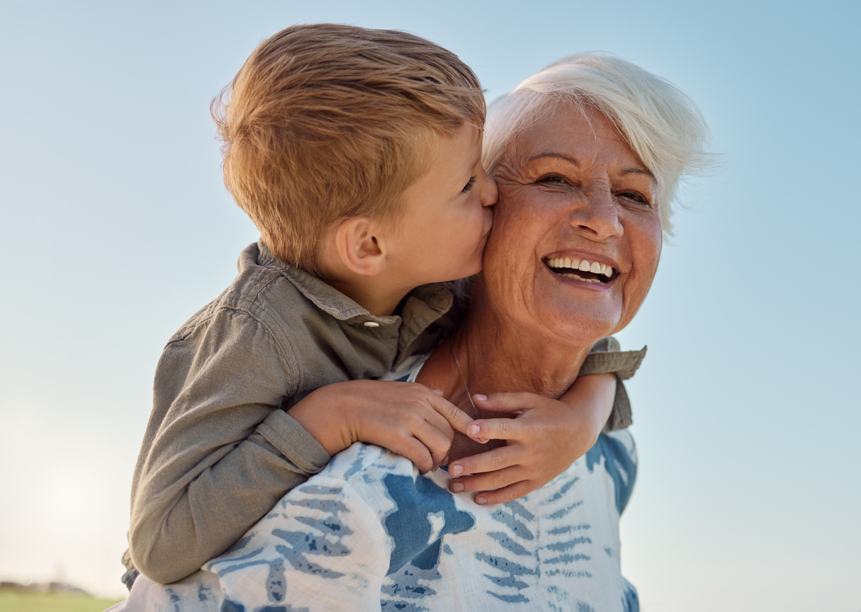 Η επιστήμη απαντά: Γιατί οι γιαγιάδες νιώθουν μεγαλύτερη χαρά όταν έρχονται σε επαφή με τα εγγόνια τους, παρά με τα ίδια τους τα παιδιά;