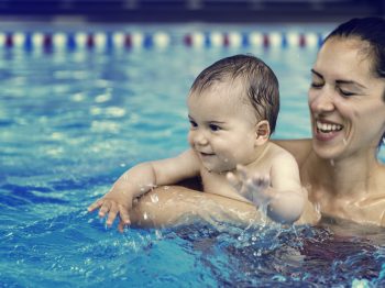 Δήμος Αθηναίων: Πρόγραμμα Baby Swimming για βρέφη και νήπια από 6 έως 36 μηνών