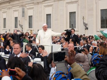 "Θυμάμαι έναν φίλο μου που ήταν λίγο χοντρός και τον εκφοβίζαμε": Ο πάπας Φραγκίσκος μίλησε για το bullying και το body shaming