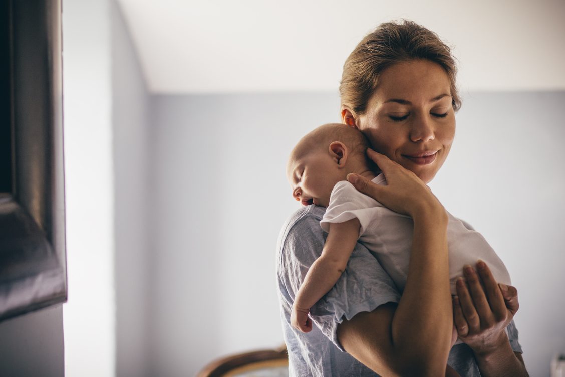 “Μην αφήνεις το μωρό σου να κλαίει το βράδυ”: Το βίντεο που εξηγεί την απίστευτη σημασία της αγκαλιάς της μαμάς