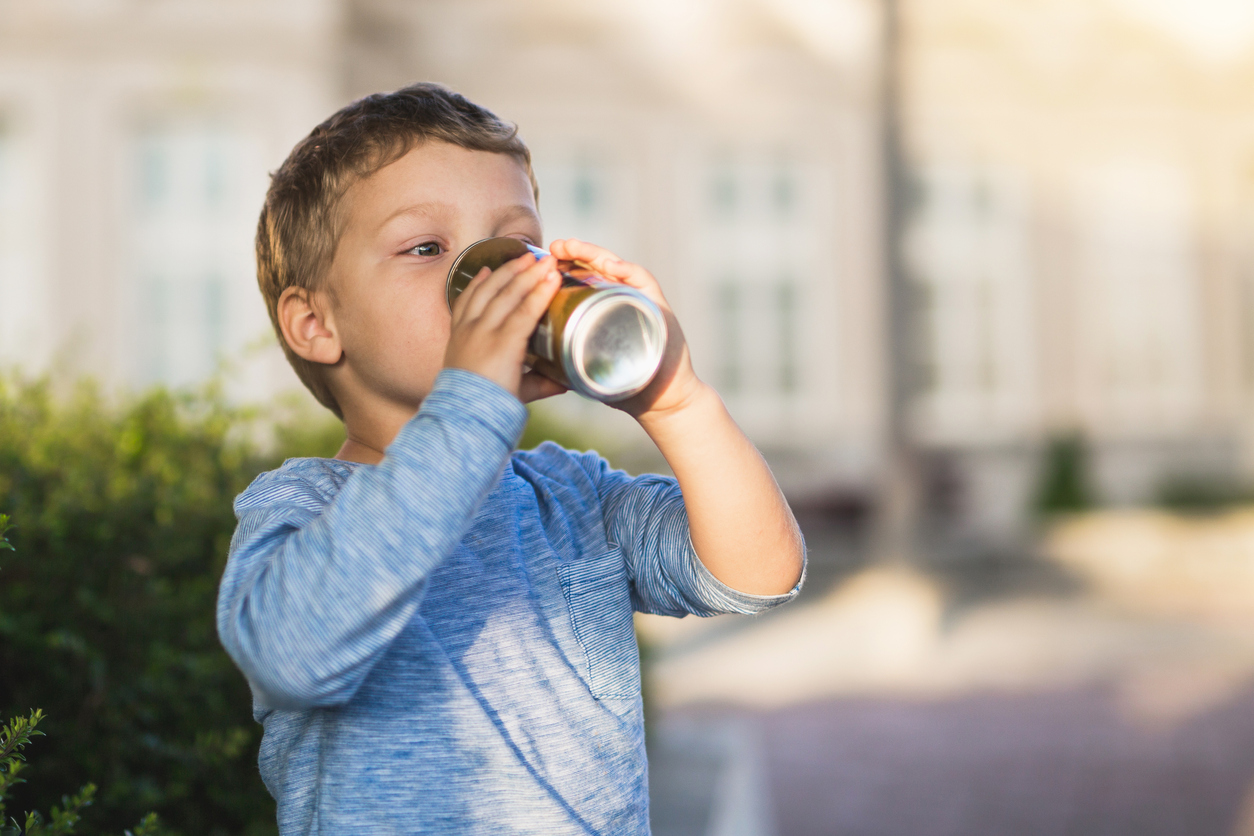 Γιατί γίνονται εκκλήσεις για την απαγόρευση της πώλησης ενεργειακών ποτών σε παιδιά;