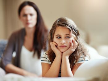 Η φράση που λένε οι γονείς και καταστρέφει την αυτοεκτίμηση των παιδιών (και πολλά άλλα), σύμφωνα με έρευνα του Harvard