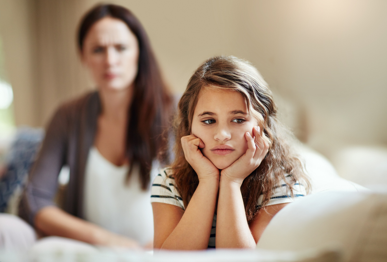 Η φράση που λένε οι γονείς και καταστρέφει την αυτοεκτίμηση των παιδιών (και πολλά άλλα), σύμφωνα με έρευνα του Harvard