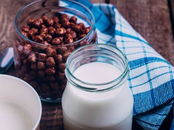 Χωρίς ζάχαρη: Μια εύκολη συνταγή για σπιτικά σοκολατένια δημητριακά για το πρωινό των παιδιών