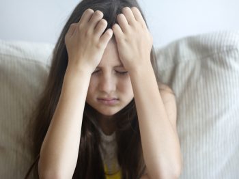 Έρευνα συνδέει τα τραυματικά γεγονότα στην παιδική ηλικία με τους πονοκεφάλους