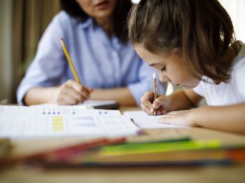 Διάβασμα των παιδιών για το σχολείο: Η ψυχολόγος Ελίνα Κεπενού εξηγεί εάν και πόσο πρέπει να επεμβαίνουν οι γονείς