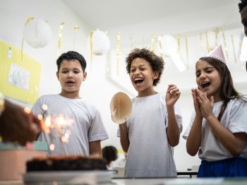 Οι συμμαθητές ενός 8χρονου παιδιού του έκαναν το πιο όμορφο δώρο: Το πρώτο του πάρτι γενεθλίων! Η συγκίνηση της μητέρας του που δεν είχε χρήματα να του κάνει πάρτι
