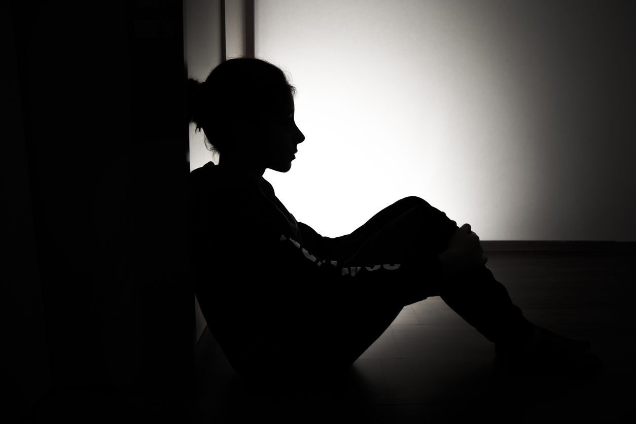 Σοκαριστικό περιστατικό στη Δυτική Αττική: Ανήλικοι βίασαν 13χρονη μαθήτρια σε προαύλιο σχολείου