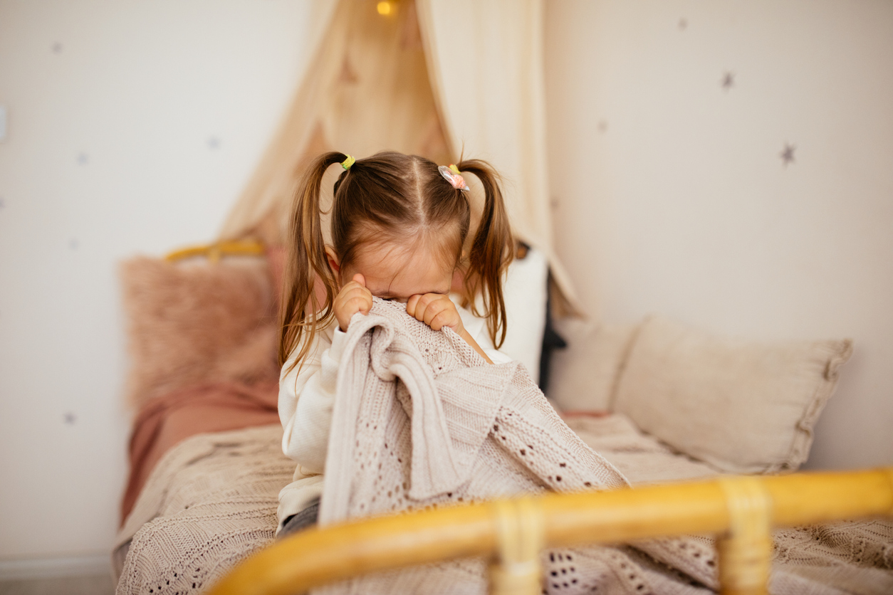 «Μαμά, φοβάμαι το σκοτάδι»: Πώς διαχειριζόμαστε το άγχος και τις φοβίες των παιδιών 3-7 ετών
