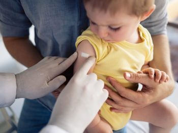 Κορωνοϊός: Ξεκίνησαν οι εμβολιασμοί σε βρέφη και παιδιά έως 11 ετών - Τι πρέπει να γνωρίζουν οι γονείς