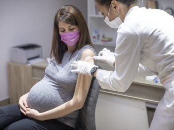 Μελέτη επιβεβαιώνει την ασφάλεια και τα οφέλη των νεογέννητων από τον εμβολιασμό των εγκύων κατά της Covid-19
