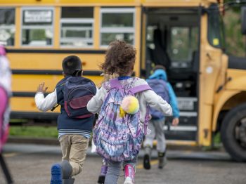 "Χάθηκε για μισή ώρα": Σύλληψη οδηγού και συνοδού σχολικού λεωφορείου για έκθεση παιδιού σε κίνδυνο