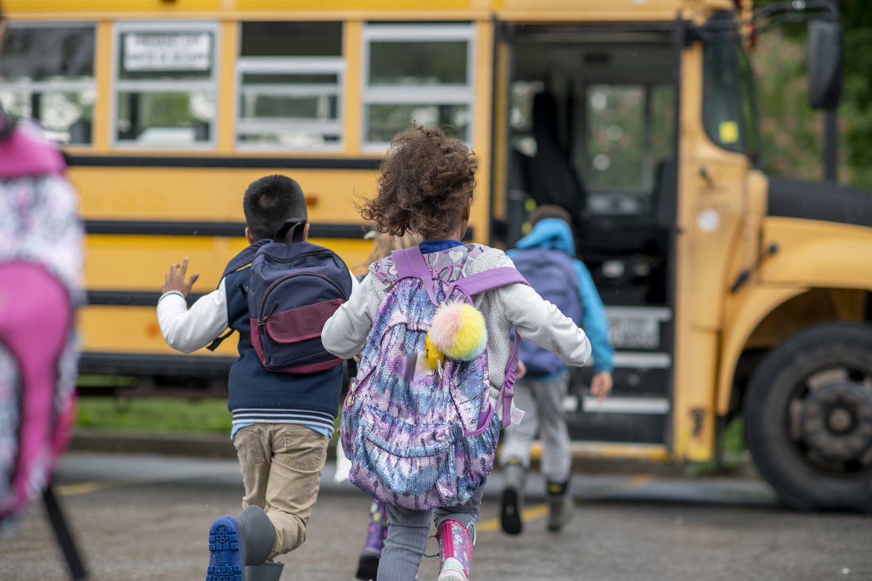 "Χάθηκε για μισή ώρα": Σύλληψη οδηγού και συνοδού σχολικού λεωφορείου για έκθεση παιδιού σε κίνδυνο