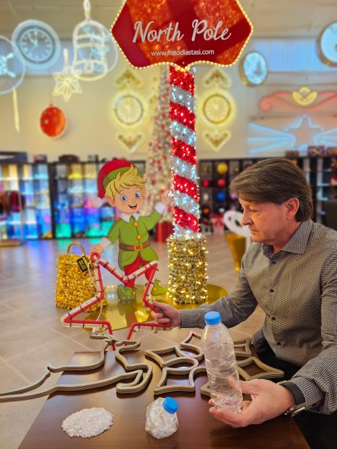 Ένας Θεσσαλονικιός κατασκευάζει ανακυκλωμένα Χριστουγεννιάτικα στολίδια από δίχτυα και μπουκάλια του βυθού και φωτίζει περισσότερες από 80 χώρες στον κόσμο