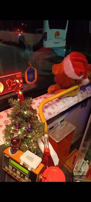 Θεσσαλονίκη: Ένας οδηγός μετέτρεψε το αστικό λεωφορείο σε πολικό εξπρές για τα Χριστούγεννα!