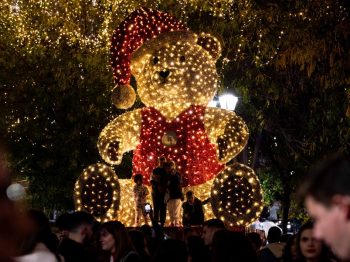 H Αθήνα φόρεσε τα γιορτινά της: Εικόνες από την στολισμένη πρωτεύουσα για τα Χριστούγεννα