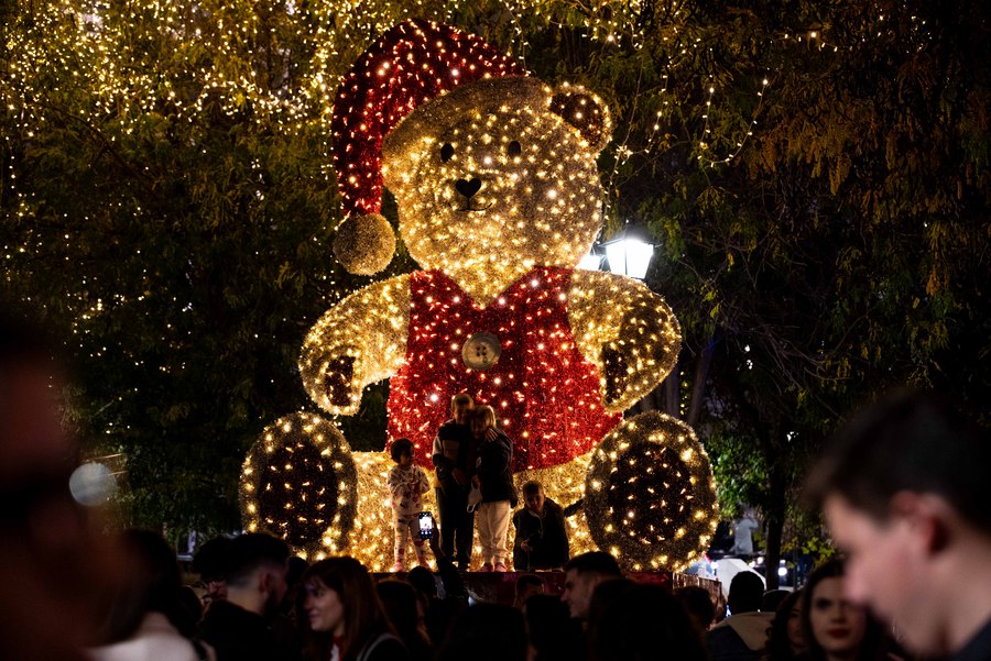 H Αθήνα φόρεσε τα γιορτινά της: Εικόνες από την στολισμένη πρωτεύουσα για τα Χριστούγεννα