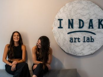 INDAK art lab: Οι δημιουργοί του πιο δημιουργικά ανήσυχου καλλιτεχνικού εργαστηρίου για παιδιά μιλούν για την πρόκληση του να τα οδηγείς να αποκτήσουν αυτοπεποίθηση και ενσυναίσθηση με όχημα την τέχνη