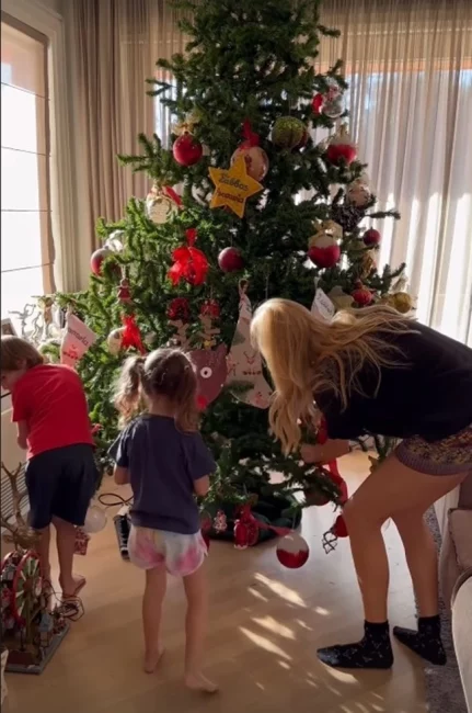 Δούκισσα Νομικού: Στόλισε χριστουγεννιάτικο δέντρο μαζί τα παιδιά της, Σάββα και Αναστασία