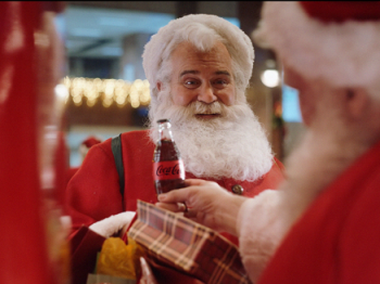 Αυτά τα Χριστούγεννα ανακαλύπτουμε τον Αϊ-Βασίλη που κρύβουμε μέσα μας μαζί με τη Coca-Cola