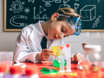 Stand up chemistry: Ένα διαφορετικό μάθημα χημείας που απευθύνεται σε μαθητές όλων των ηλικιών