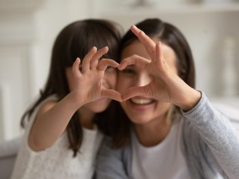 Η ευγνωμοσύνη φέρνει ευτυχία: Πώς μπορούμε να την καλλιεργήσουμε στα παιδιά μας;