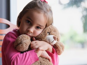 Το άγχος από τραυματικές εμπειρίες κατά την παιδική ηλικία επηρεάζει τον εγκέφαλο περισσότερο από έναν τραυματισμό στο κεφάλι