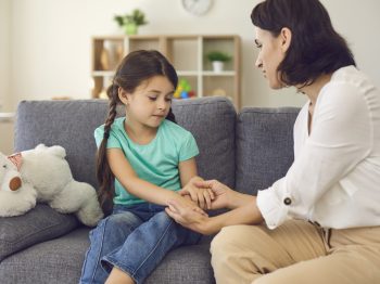 "Η δύναμη της θεραπείας”: Η πιο σημαντική “στρατηγική” των γονιών για να έχουν μια δυνατή σχέση με τα παιδιά τους