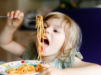 Έρευνα: Μπορεί η βαρεμάρα να ωθήσει τα παιδιά να τρώνε πολύ περισσότερο από όσο πρέπει;
