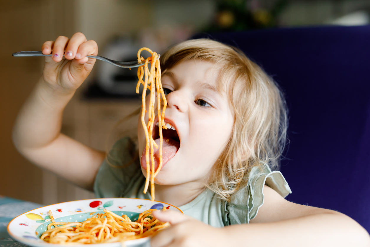 Έρευνα: Μπορεί η βαρεμάρα να ωθήσει τα παιδιά να τρώνε πολύ περισσότερο από όσο πρέπει;